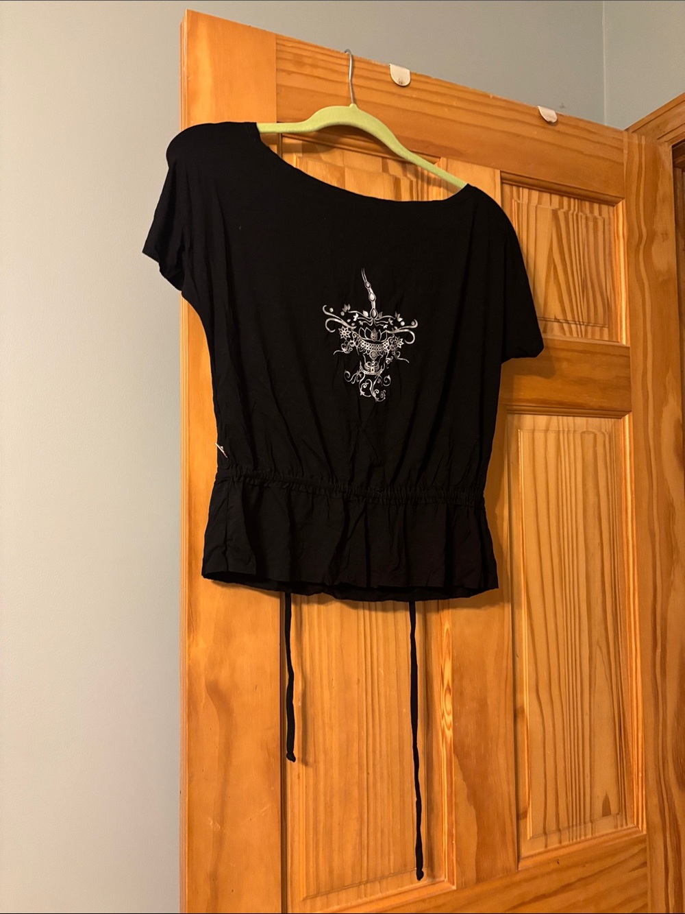 Black Women's Short-Sleeve Peplum Top with Decorative Print
